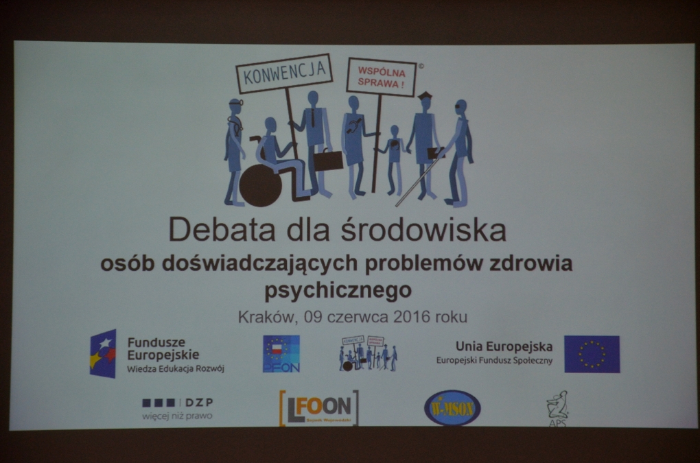 Widok na ekran multimedialny. Pierwszy slajd: Debata dla środowiska osób doświadczających problemów zdrowia psychicznego. Kraków, 9 czerwca 2016 roku